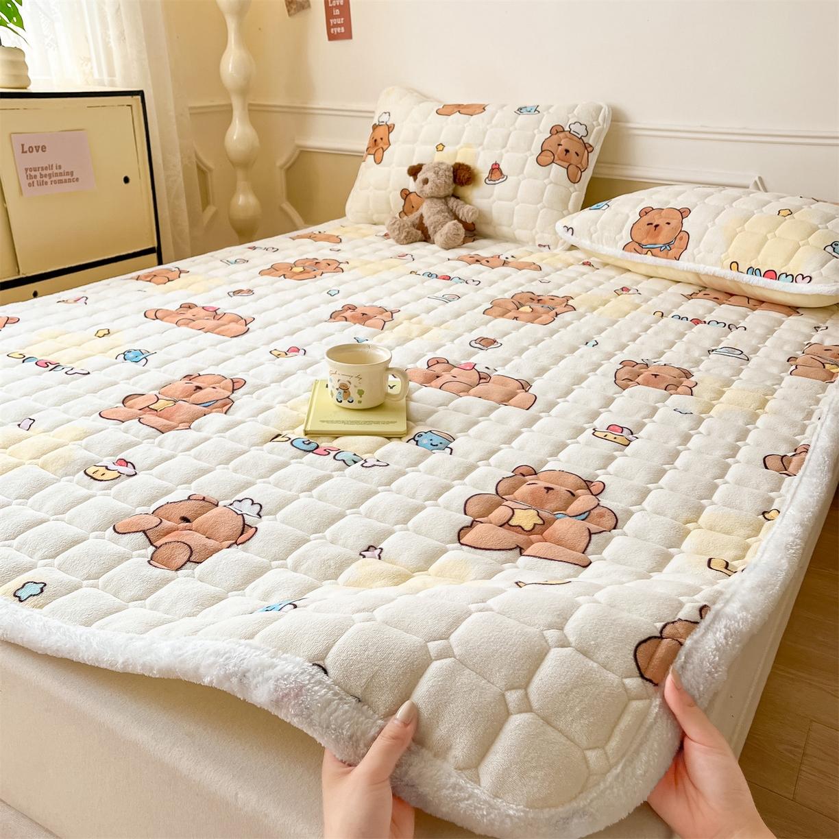 91家纺网 家纺一手货源 找家纺 美澳家纺 2025新款印花牛奶绒加厚夹棉床褥床垫 可爱吧啦