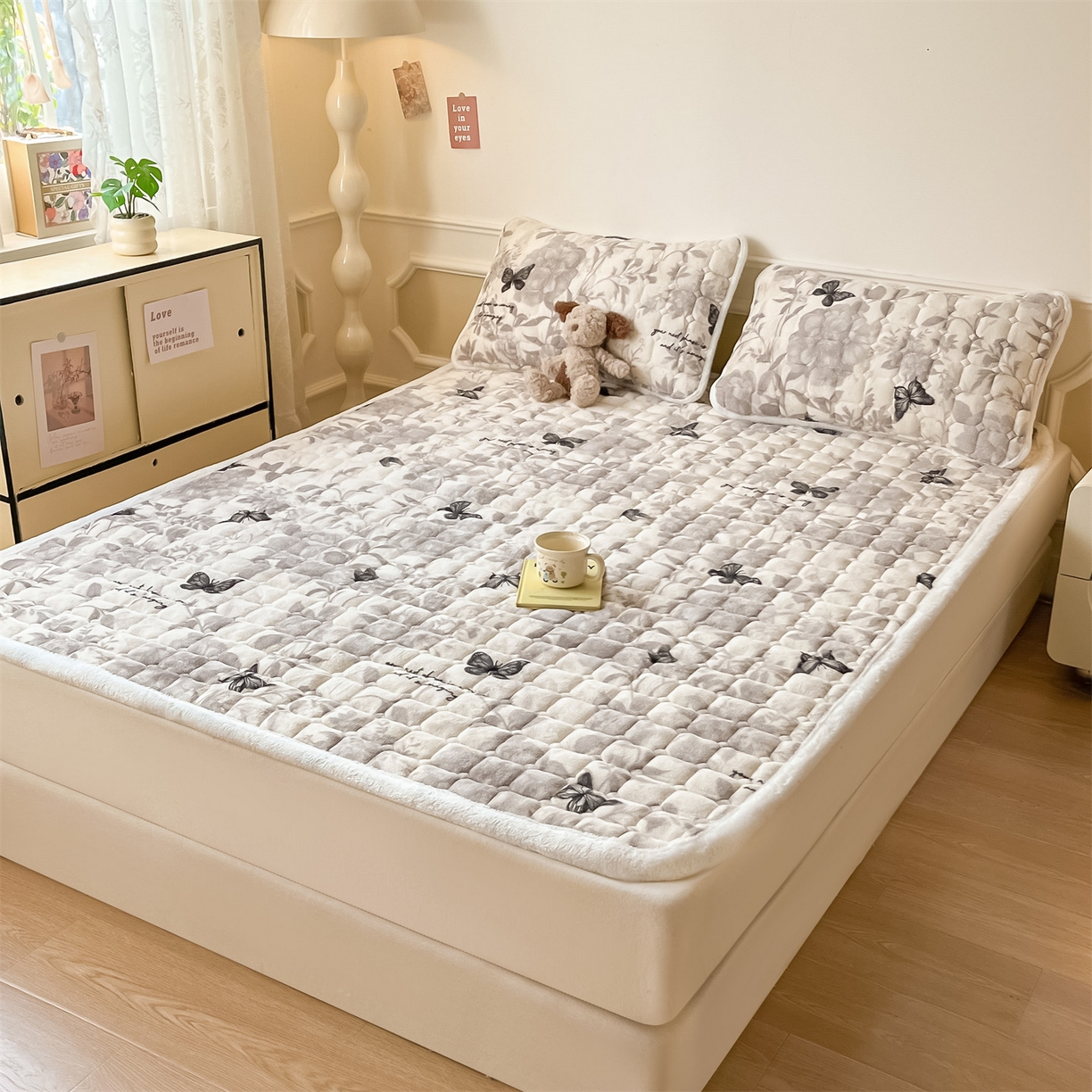 91家纺网 家纺一手货源 找家纺 美澳家纺 2025新款印花牛奶绒加厚夹棉床褥床垫 黑蝴蝶