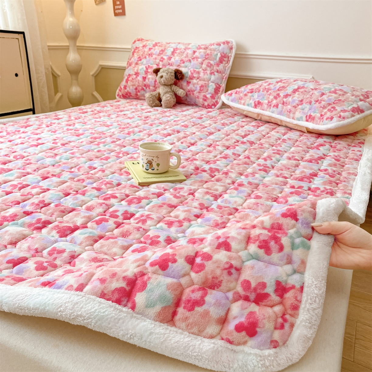 91家纺网 家纺一手货源 找家纺 美澳家纺 2025新款印花牛奶绒加厚夹棉床褥床垫 郁金香