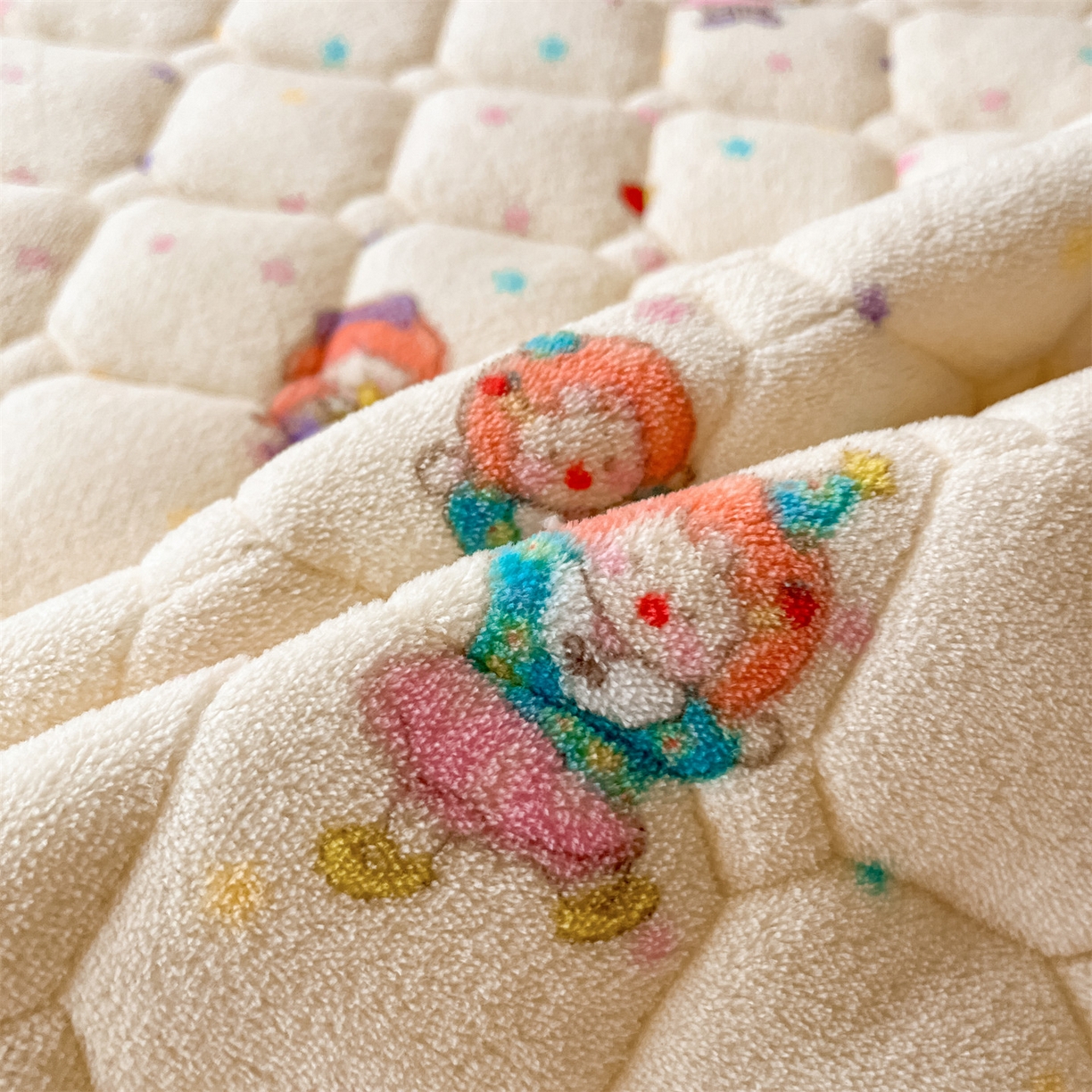 91家纺网 家纺一手货源 找家纺 美澳家纺 2025新款印花牛奶绒加厚夹棉床褥床垫 游乐园