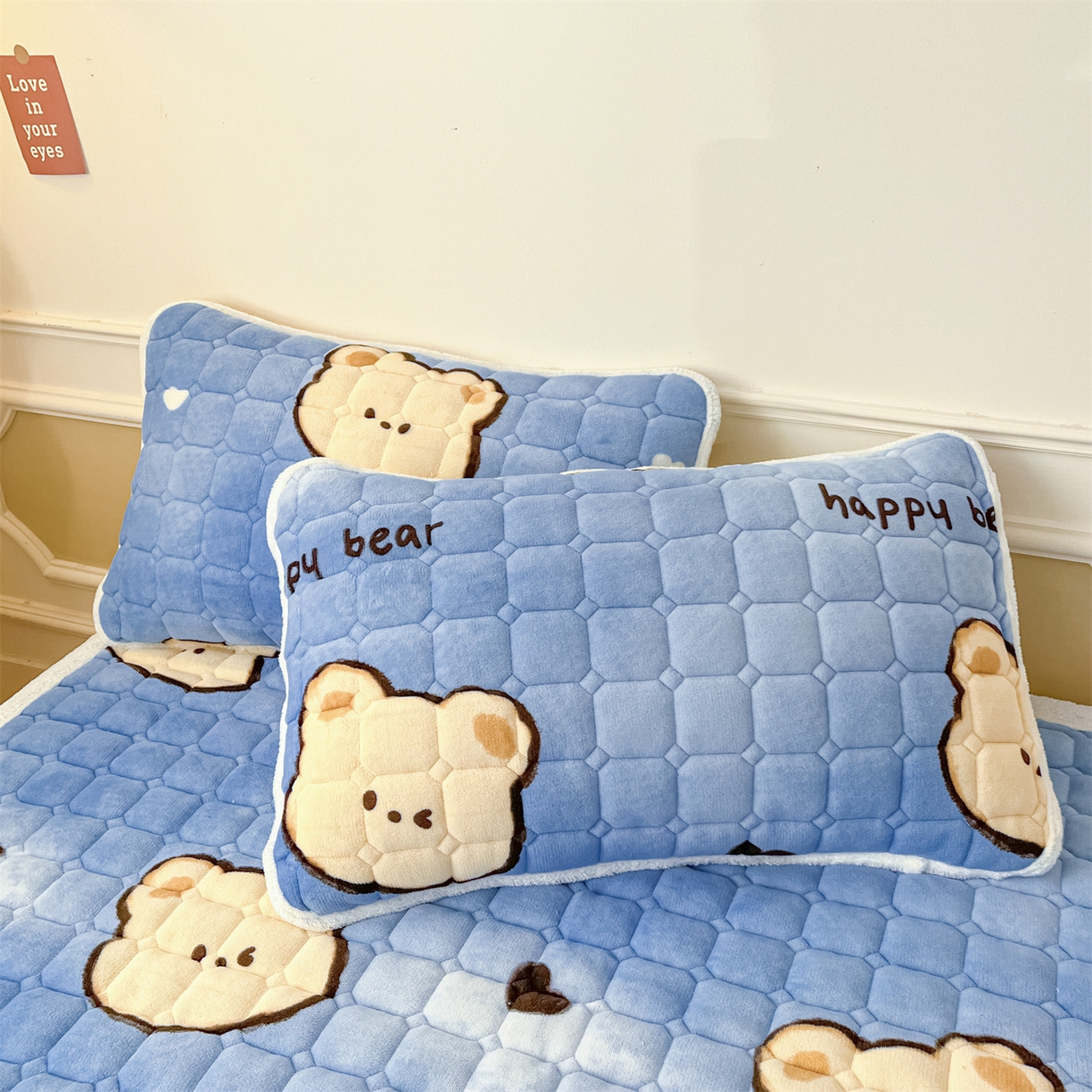 91家纺网 家纺一手货源 找家纺 美澳家纺 2025新款印花牛奶绒加厚夹棉床褥床垫 调皮熊