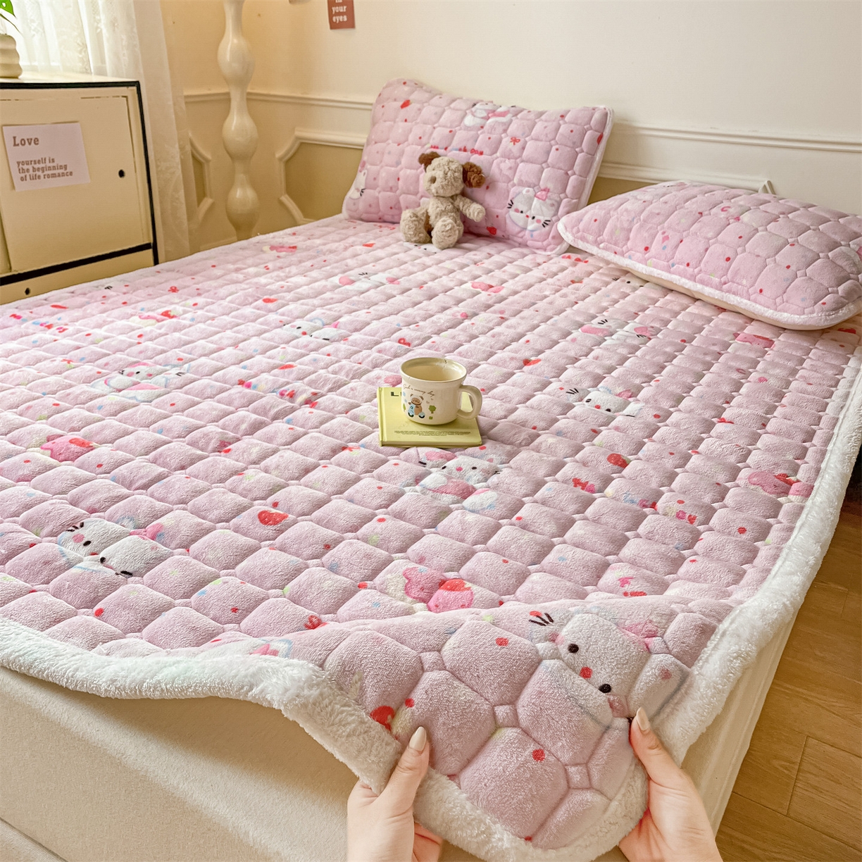 91家纺网 家纺一手货源 找家纺 美澳家纺 2025新款印花牛奶绒加厚夹棉床褥床垫 草莓喵喵