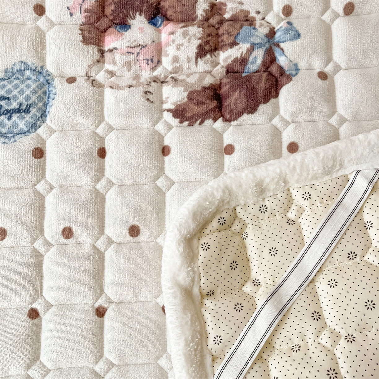 91家纺网 家纺一手货源 找家纺 美澳家纺 2025新款印花牛奶绒加厚夹棉床褥床垫 甜美喵