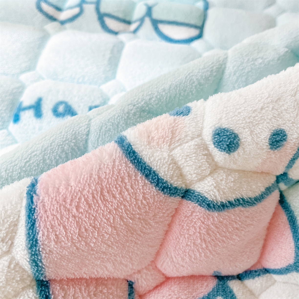 91家纺网 家纺一手货源 找家纺 美澳家纺 2025新款印花牛奶绒加厚夹棉床褥床垫 蓝天萌狗