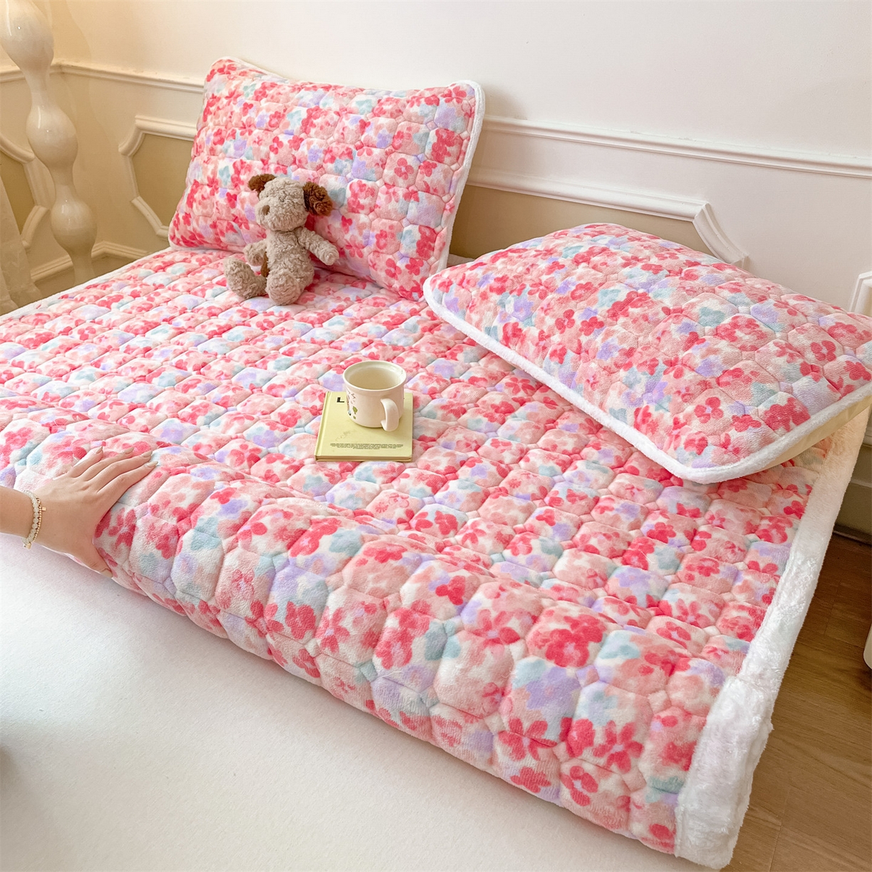 91家纺网 家纺一手货源 找家纺 美澳家纺 2025新款印花牛奶绒加厚夹棉床褥床垫 郁金香