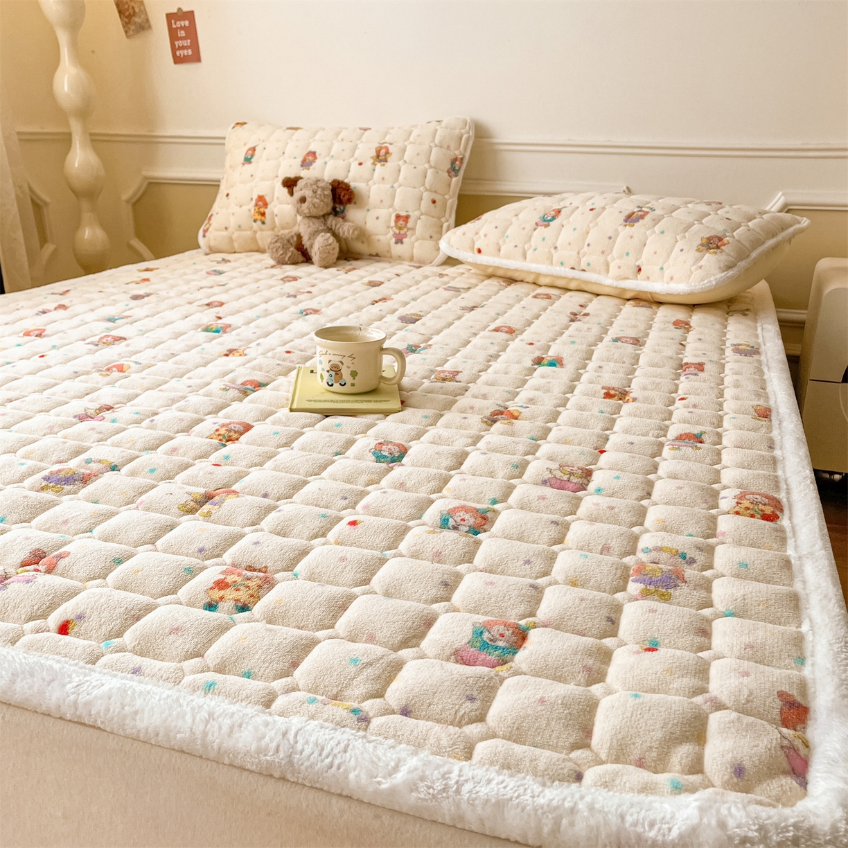 91家纺网 家纺一手货源 找家纺 美澳家纺 2025新款印花牛奶绒加厚夹棉床褥床垫 游乐园