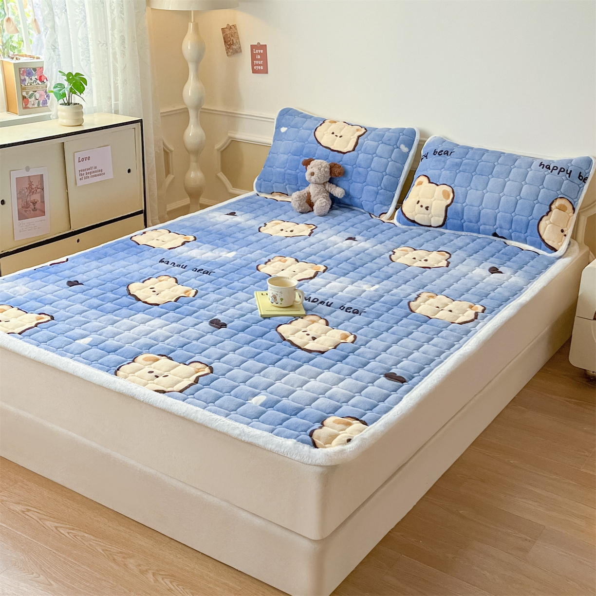 91家纺网 家纺一手货源 找家纺 美澳家纺 2025新款印花牛奶绒加厚夹棉床褥床垫 调皮熊