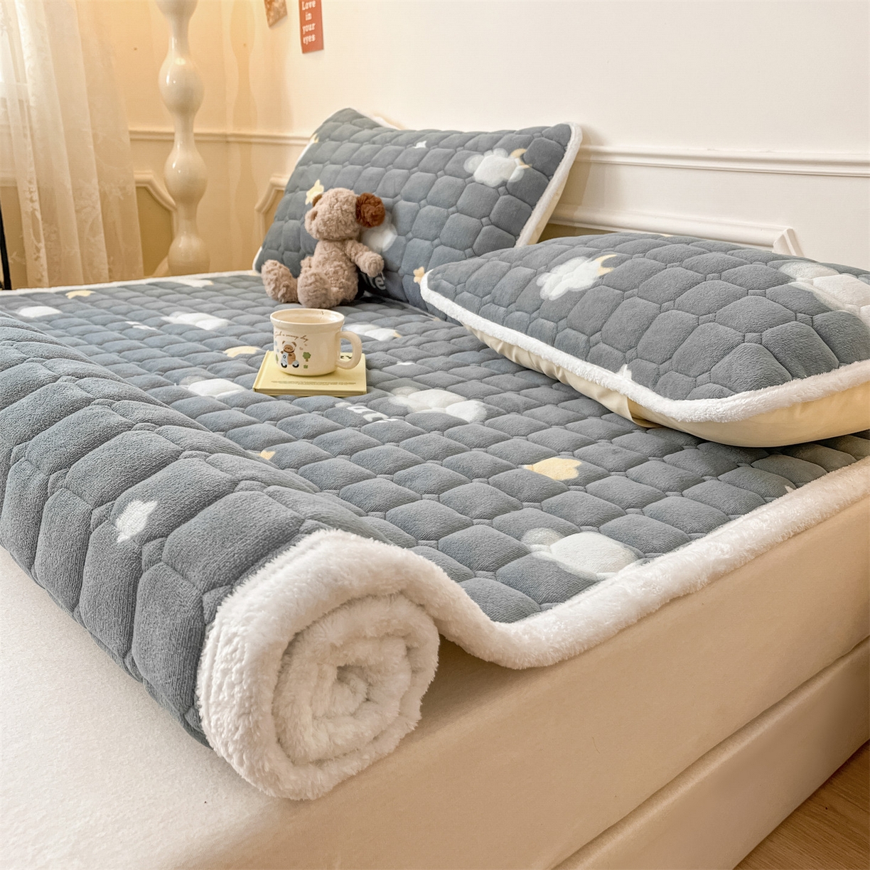 91家纺网 家纺一手货源 找家纺 美澳家纺 2025新款印花牛奶绒加厚夹棉床褥床垫 云朵