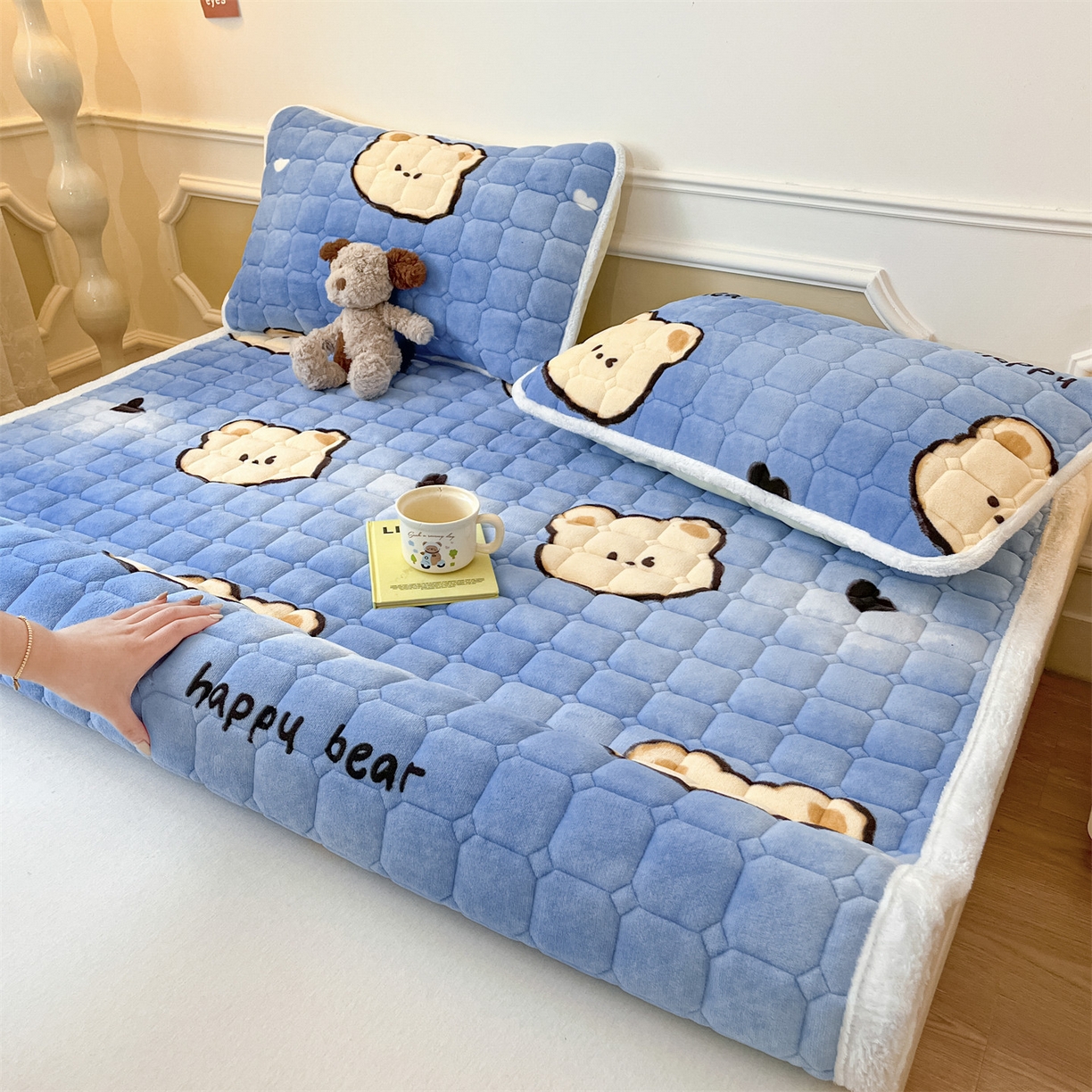 91家纺网 家纺一手货源 找家纺 美澳家纺 2025新款印花牛奶绒加厚夹棉床褥床垫 调皮熊