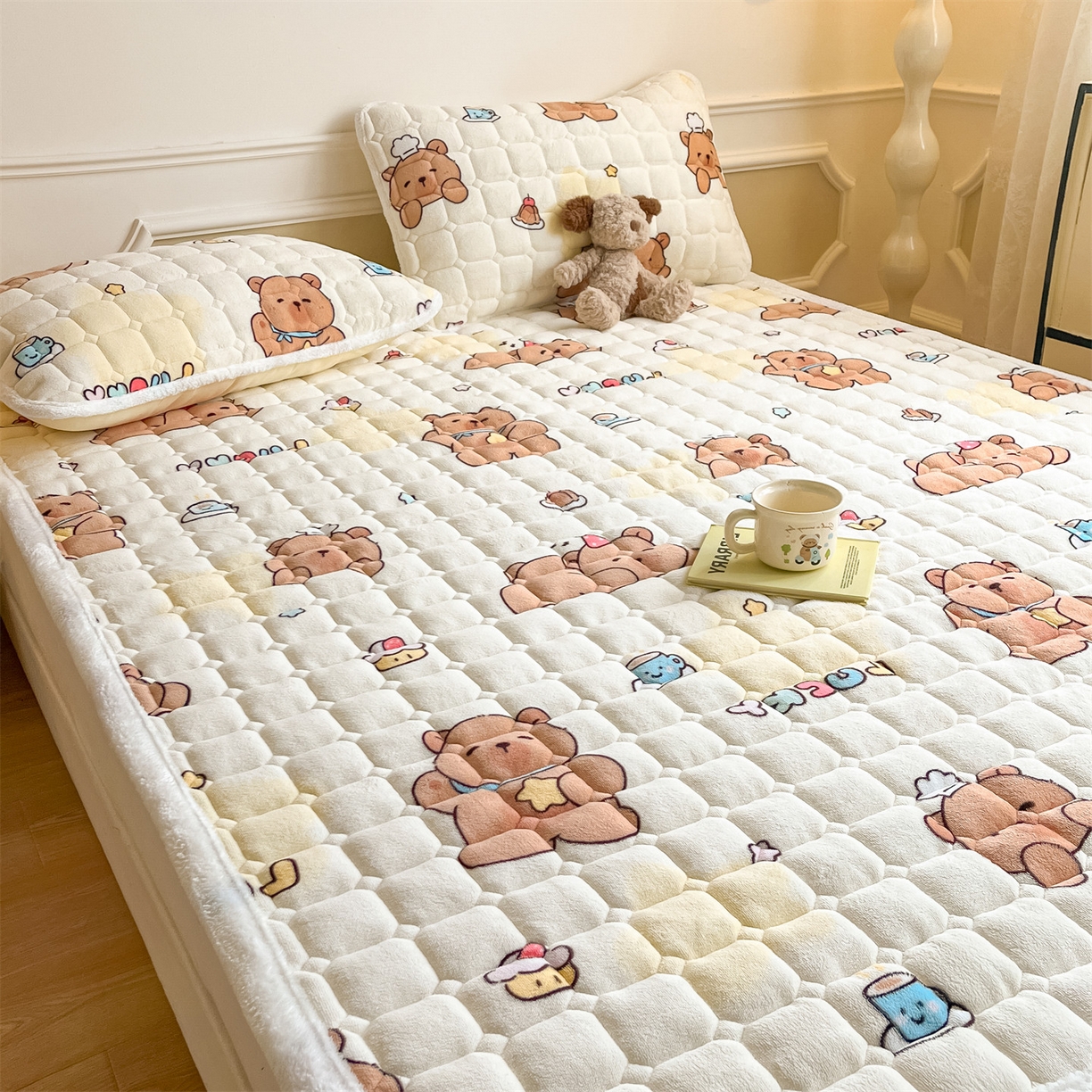 91家纺网 家纺一手货源 找家纺 美澳家纺 2025新款印花牛奶绒加厚夹棉床褥床垫 可爱吧啦