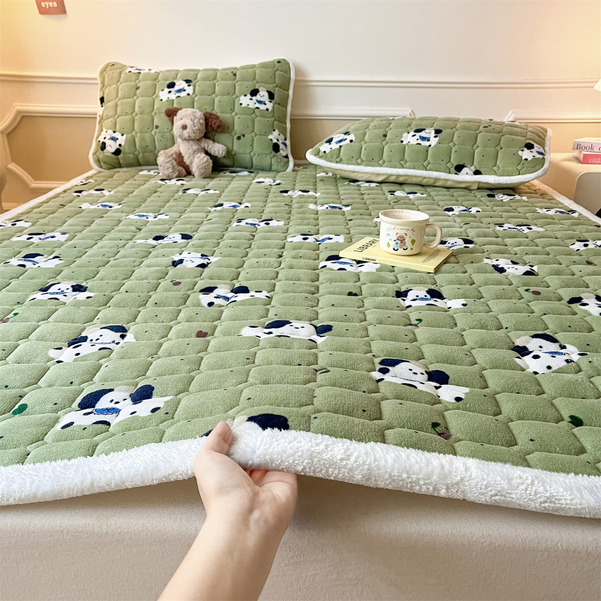 91家纺网 家纺一手货源 找家纺 美澳家纺 2025新款印花牛奶绒加厚夹棉床褥床垫 快乐小狗