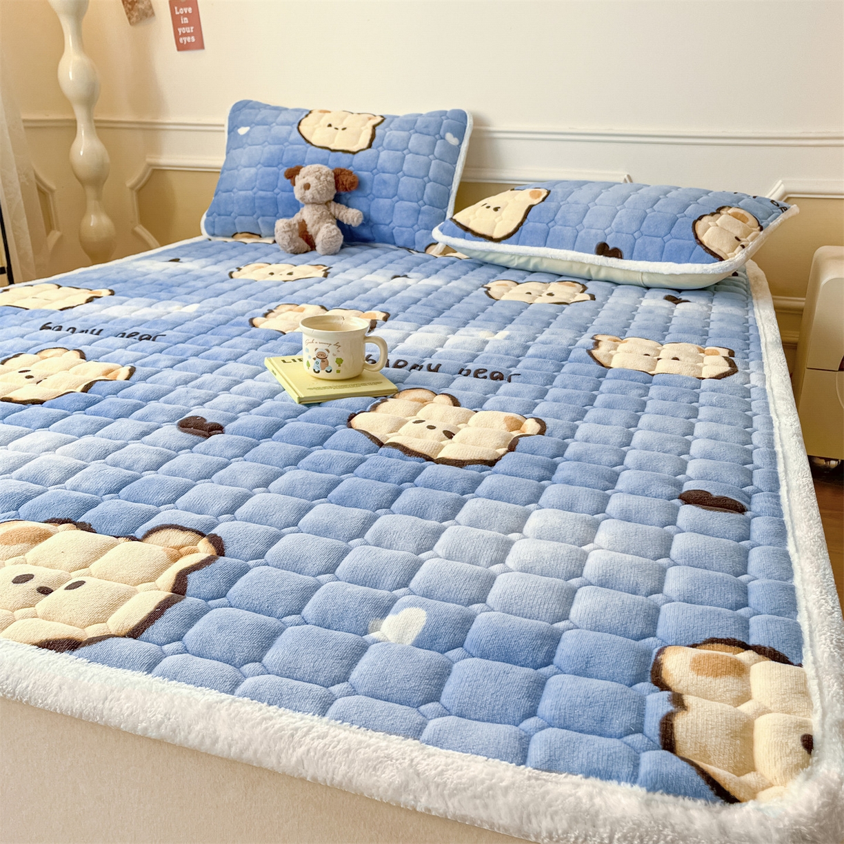 91家纺网 家纺一手货源 找家纺 美澳家纺 2025新款印花牛奶绒加厚夹棉床褥床垫 调皮熊