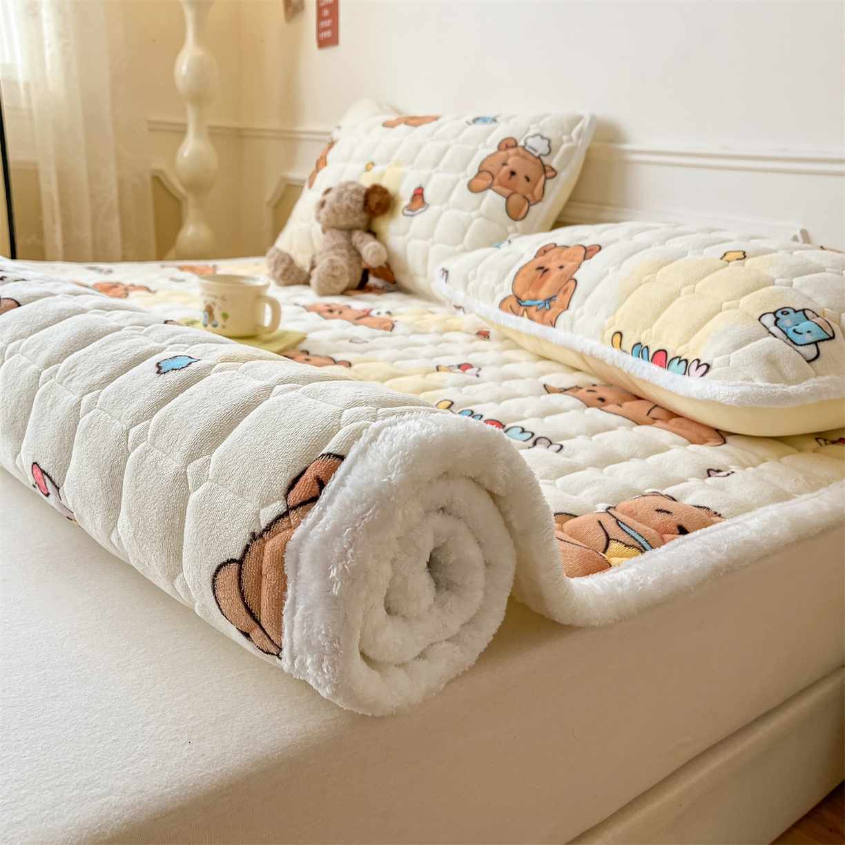 91家纺网 家纺一手货源 找家纺 美澳家纺 2025新款印花牛奶绒加厚夹棉床褥床垫 可爱吧啦