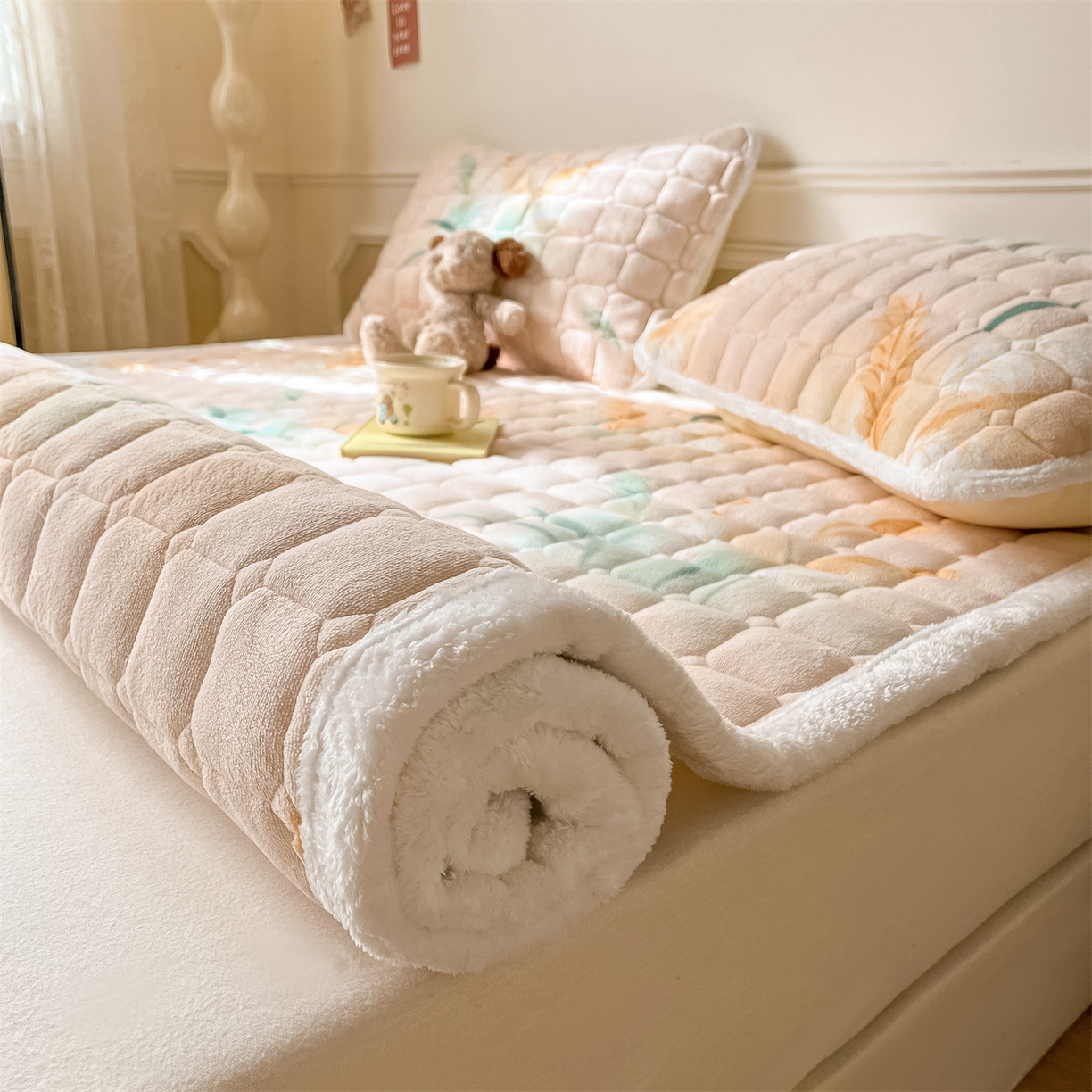 91家纺网 家纺一手货源 找家纺 美澳家纺 2025新款印花牛奶绒加厚夹棉床褥床垫 花期