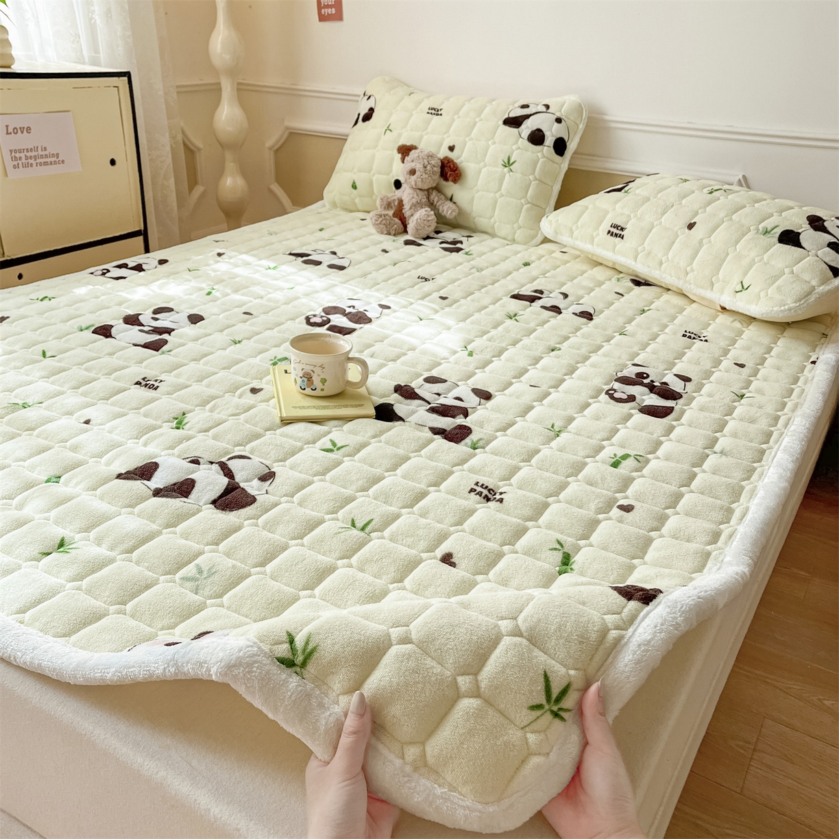 91家纺网 家纺一手货源 找家纺 美澳家纺 2025新款印花牛奶绒加厚夹棉床褥床垫 熊猫乐园