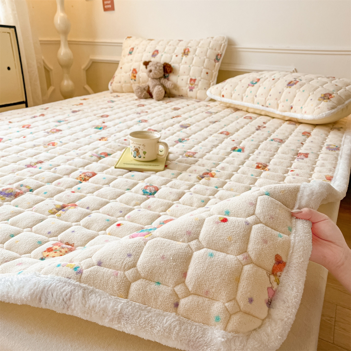 91家纺网 家纺一手货源 找家纺 美澳家纺 2025新款印花牛奶绒加厚夹棉床褥床垫 游乐园