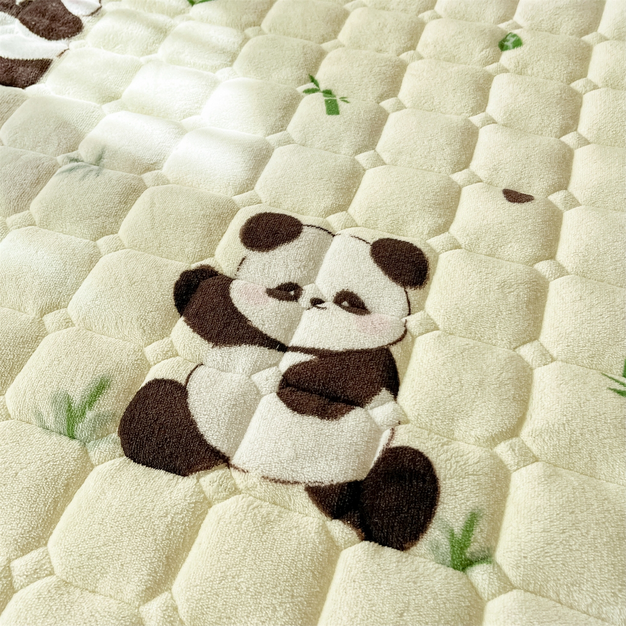 91家纺网 家纺一手货源 找家纺 美澳家纺 2025新款印花牛奶绒加厚夹棉床褥床垫 熊猫乐园