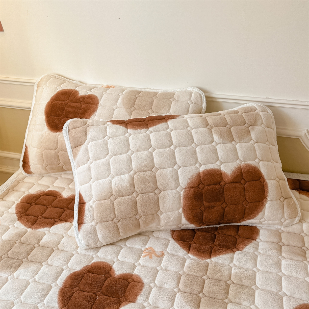 91家纺网 家纺一手货源 找家纺 美澳家纺 2025新款印花牛奶绒加厚夹棉床褥床垫 心动