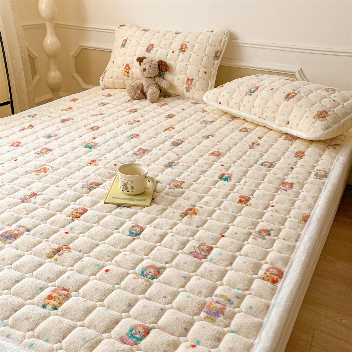 91家纺网 家纺一手货源 找家纺 美澳家纺 2025新款印花牛奶绒加厚夹棉床褥床垫 游乐园