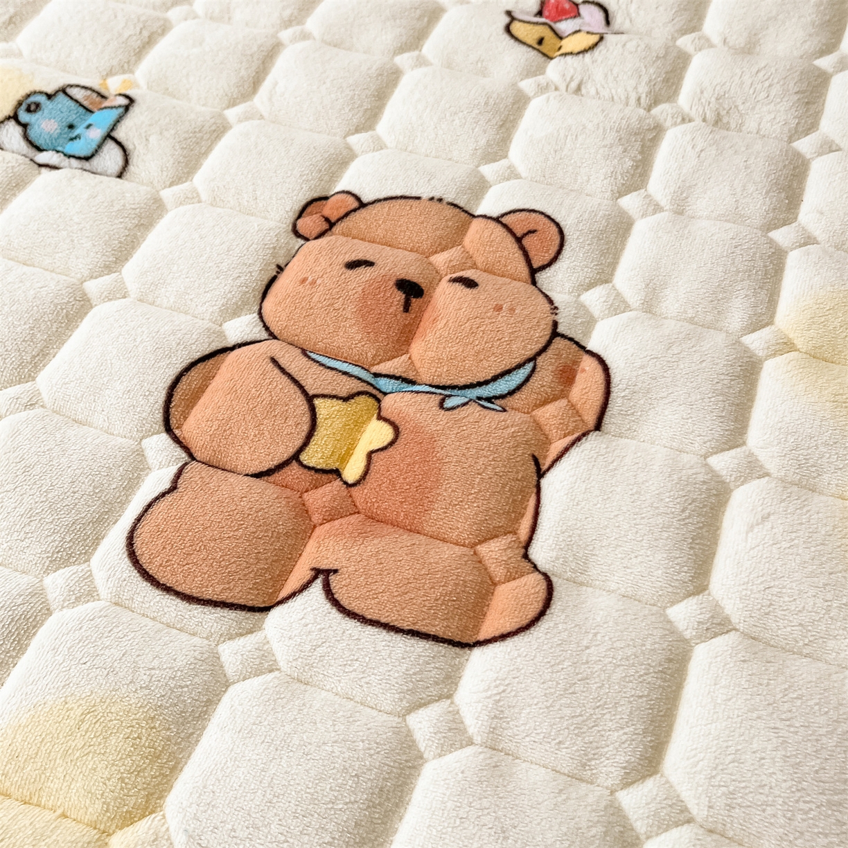 91家纺网 家纺一手货源 找家纺 美澳家纺 2025新款印花牛奶绒加厚夹棉床褥床垫 可爱吧啦