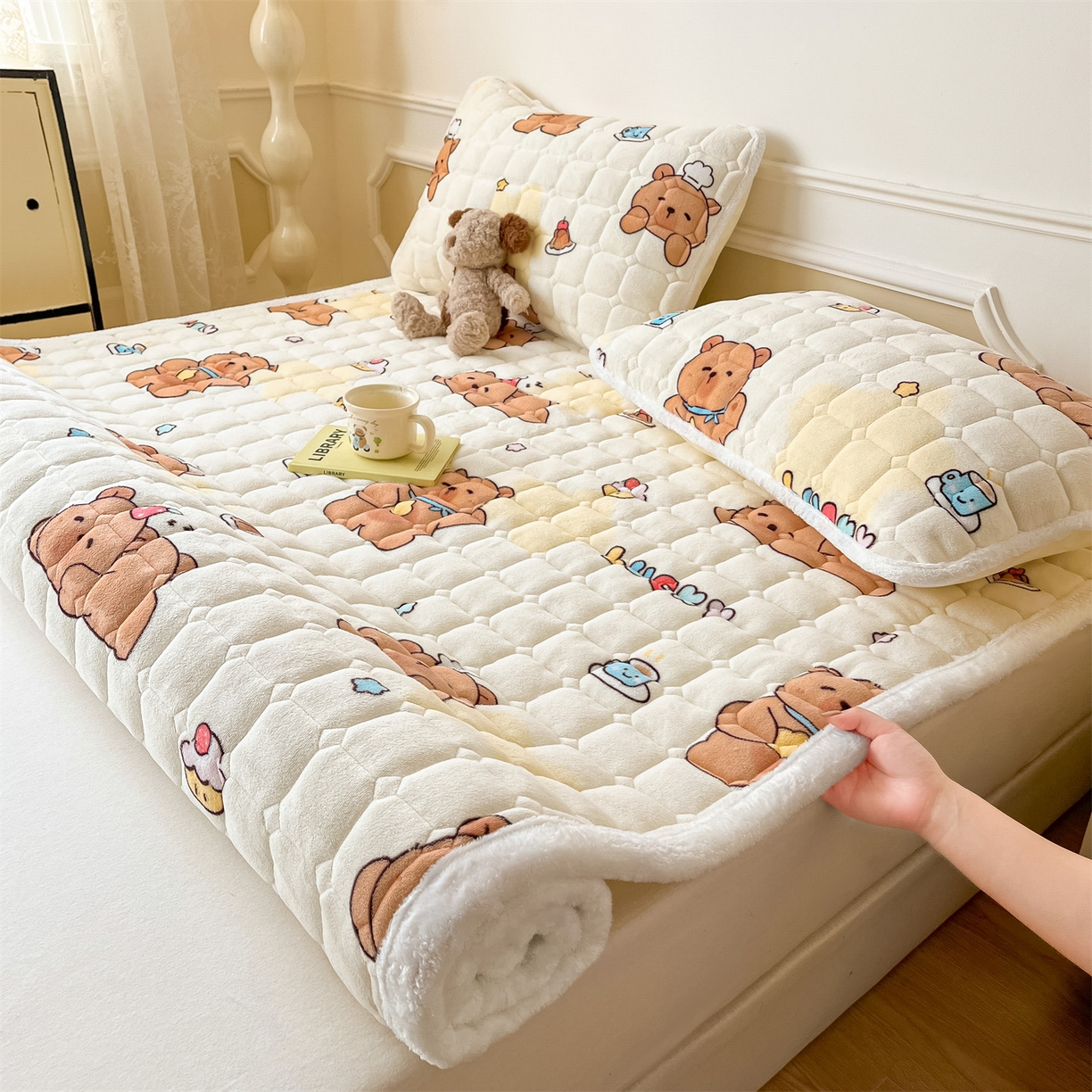 91家纺网 家纺一手货源 找家纺 美澳家纺 2025新款印花牛奶绒加厚夹棉床褥床垫 可爱吧啦