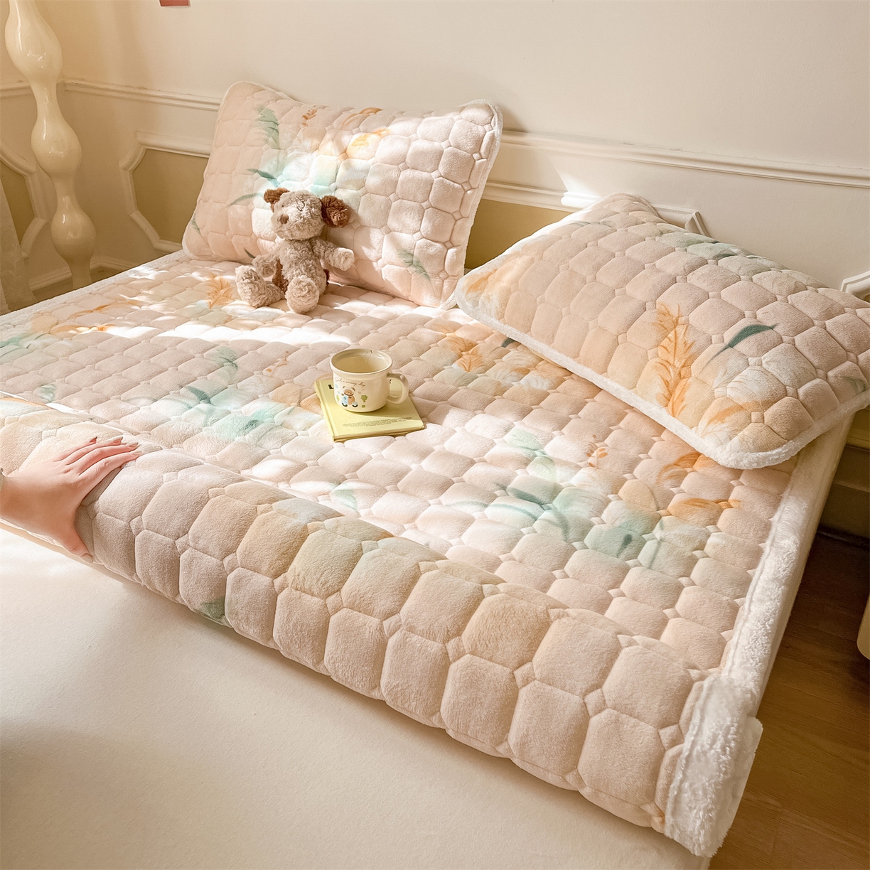 91家纺网 家纺一手货源 找家纺 美澳家纺 2025新款印花牛奶绒加厚夹棉床褥床垫 花期