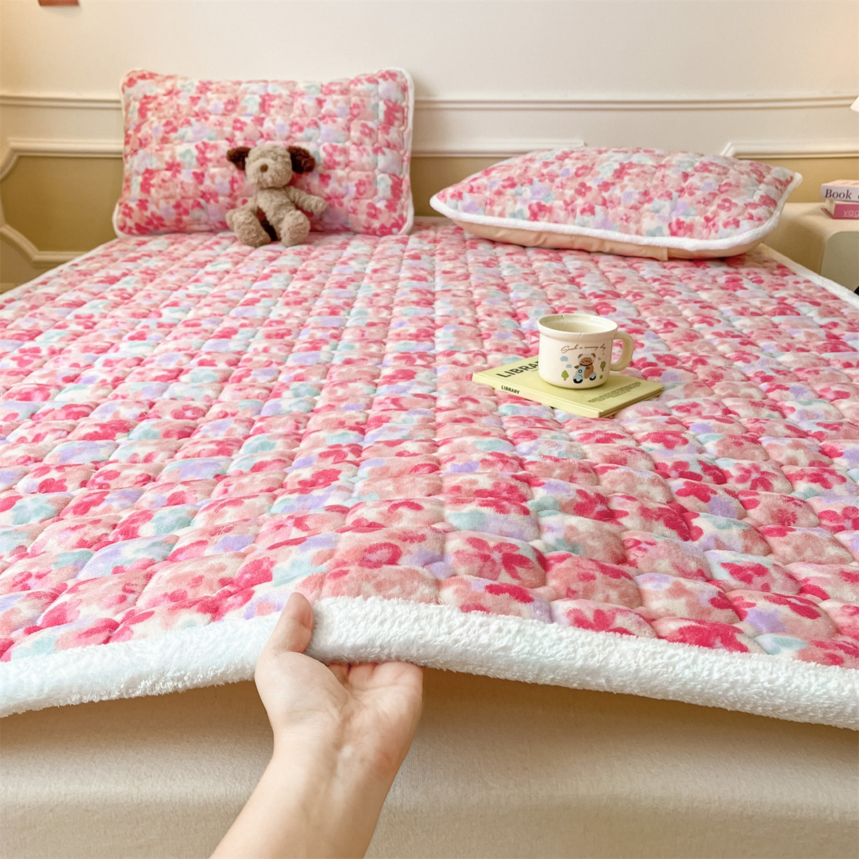 91家纺网 家纺一手货源 找家纺 美澳家纺 2025新款印花牛奶绒加厚夹棉床褥床垫 郁金香