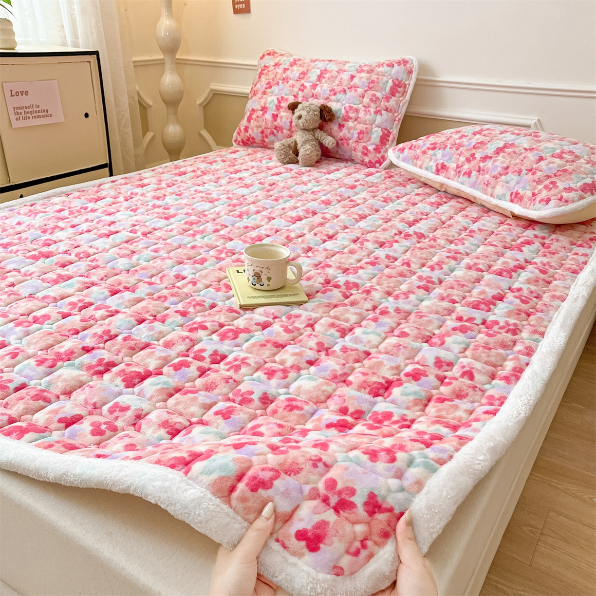 91家纺网 家纺一手货源 找家纺 美澳家纺 2025新款印花牛奶绒加厚夹棉床褥床垫 郁金香