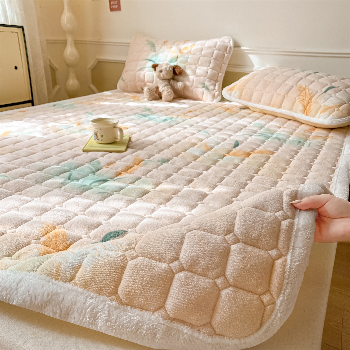 91家纺网 家纺一手货源 找家纺 美澳家纺 2025新款印花牛奶绒加厚夹棉床褥床垫 花期