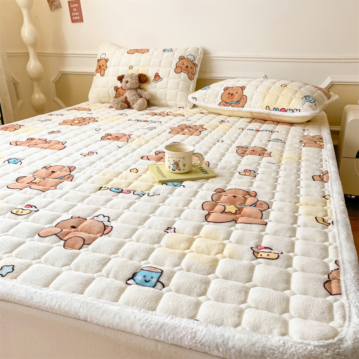 91家纺网 家纺一手货源 找家纺 美澳家纺 2025新款印花牛奶绒加厚夹棉床褥床垫 可爱吧啦