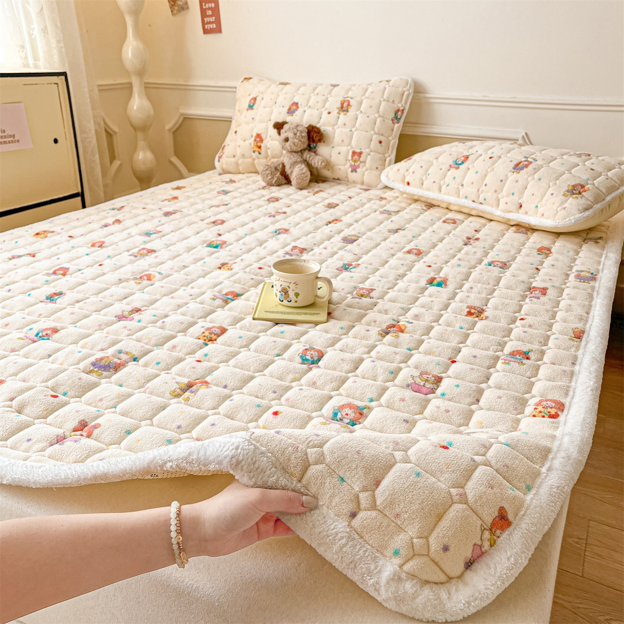 91家纺网 家纺一手货源 找家纺 美澳家纺 2025新款印花牛奶绒加厚夹棉床褥床垫 游乐园