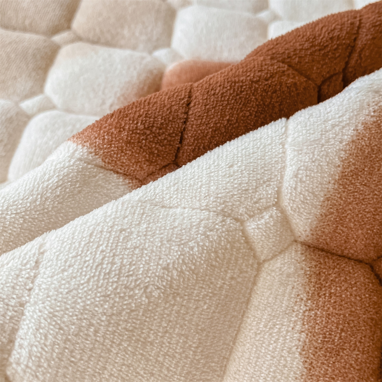 91家纺网 家纺一手货源 找家纺 美澳家纺 2025新款印花牛奶绒加厚夹棉床褥床垫 心动