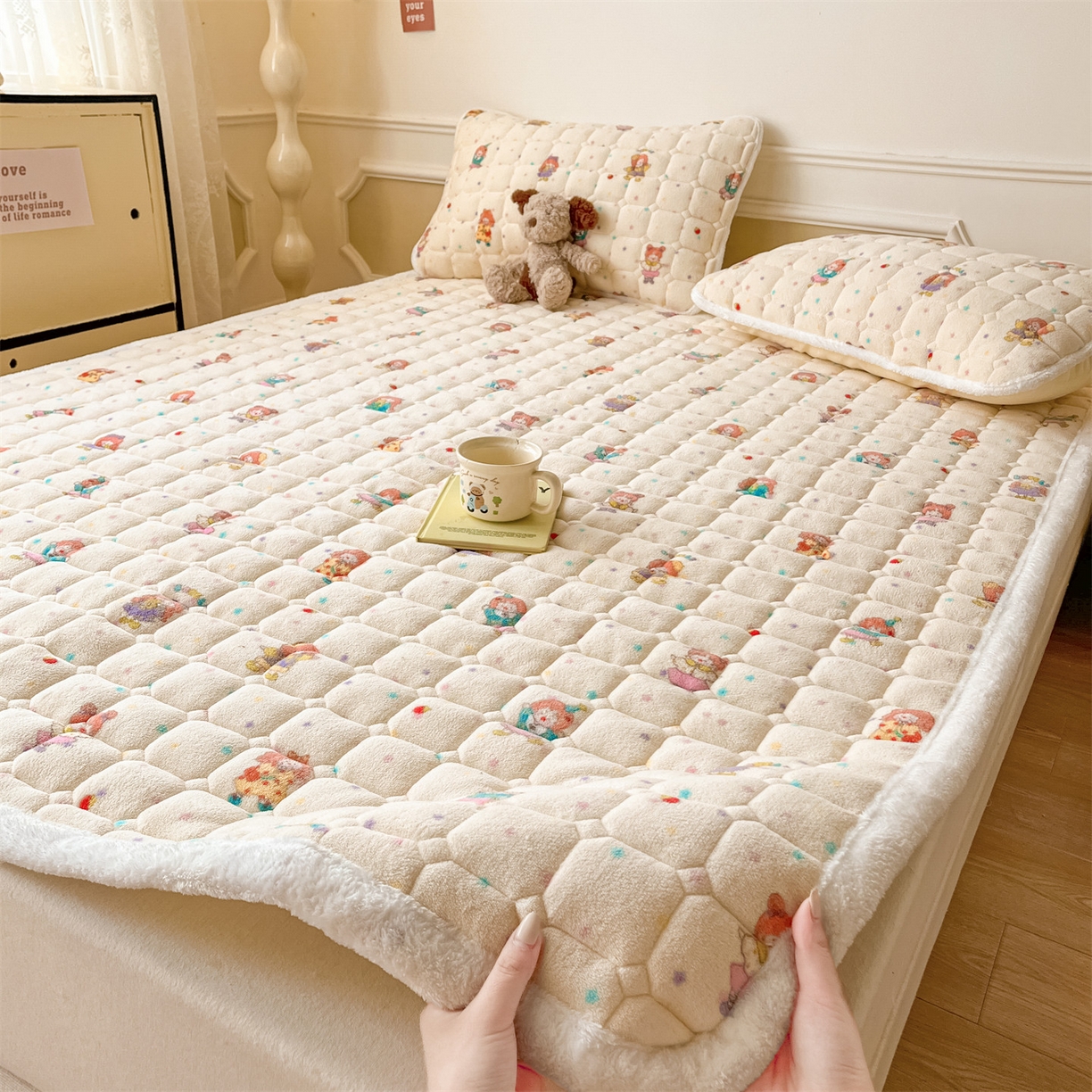 91家纺网 家纺一手货源 找家纺 美澳家纺 2025新款印花牛奶绒加厚夹棉床褥床垫 游乐园