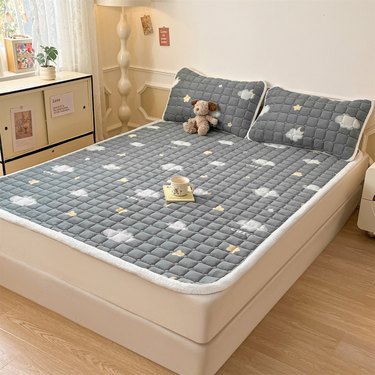 91家纺网 家纺一手货源 找家纺 美澳家纺 2025新款印花牛奶绒加厚夹棉床褥床垫 云朵