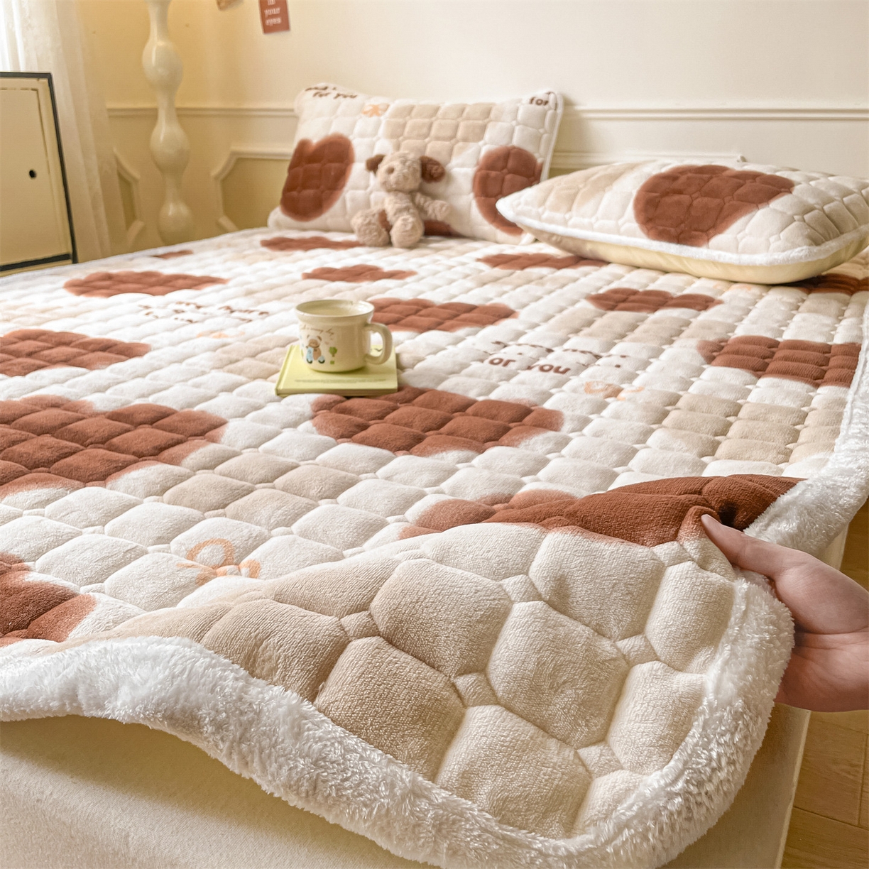 91家纺网 家纺一手货源 找家纺 美澳家纺 2025新款印花牛奶绒加厚夹棉床褥床垫 心动