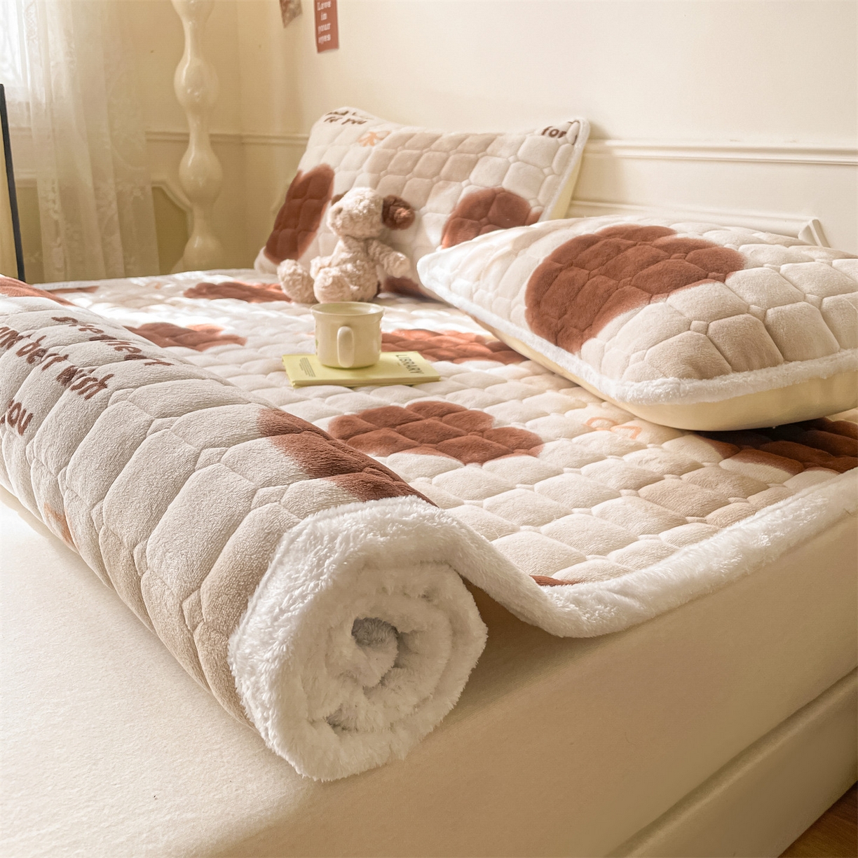 91家纺网 家纺一手货源 找家纺 美澳家纺 2025新款印花牛奶绒加厚夹棉床褥床垫 心动