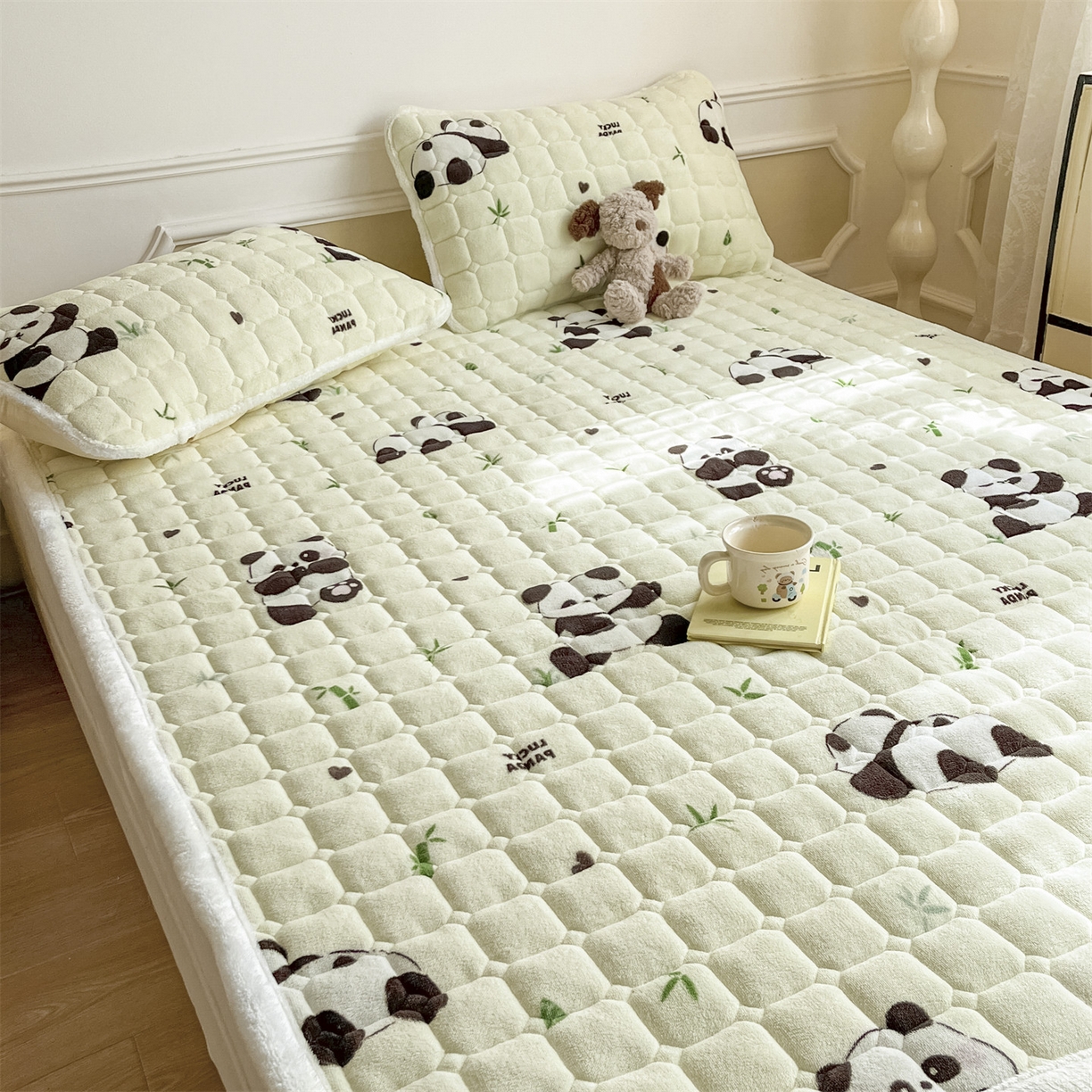 91家纺网 家纺一手货源 找家纺 美澳家纺 2025新款印花牛奶绒加厚夹棉床褥床垫 熊猫乐园
