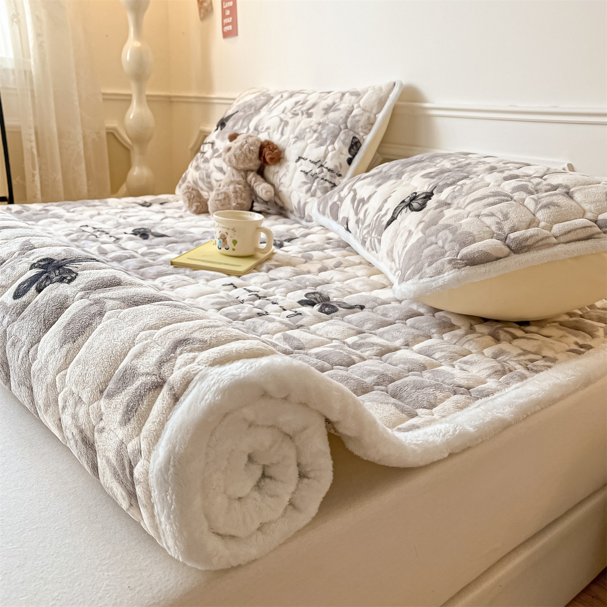 91家纺网 家纺一手货源 找家纺 美澳家纺 2025新款印花牛奶绒加厚夹棉床褥床垫 黑蝴蝶