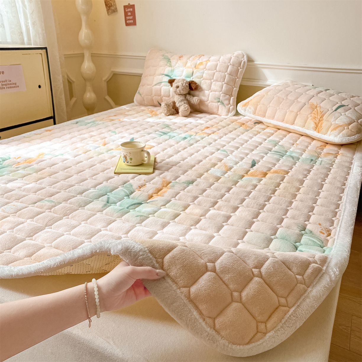 91家纺网 家纺一手货源 找家纺 美澳家纺 2025新款印花牛奶绒加厚夹棉床褥床垫 花期