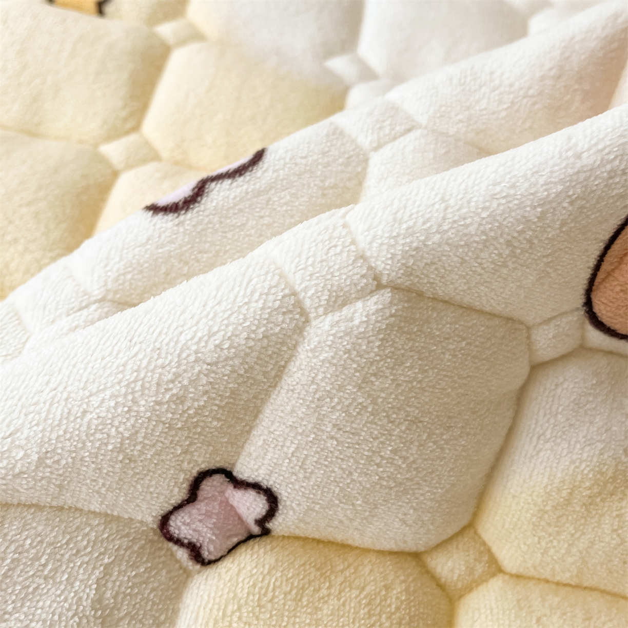 91家纺网 家纺一手货源 找家纺 美澳家纺 2025新款印花牛奶绒加厚夹棉床褥床垫 可爱吧啦