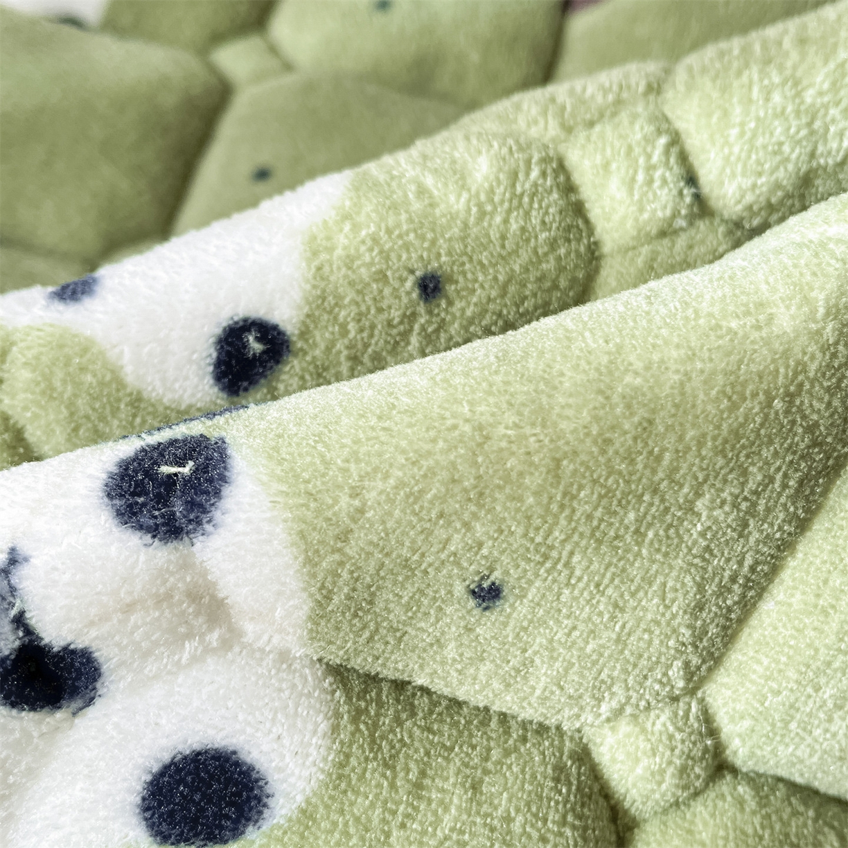 91家纺网 家纺一手货源 找家纺 美澳家纺 2025新款印花牛奶绒加厚夹棉床褥床垫 快乐小狗