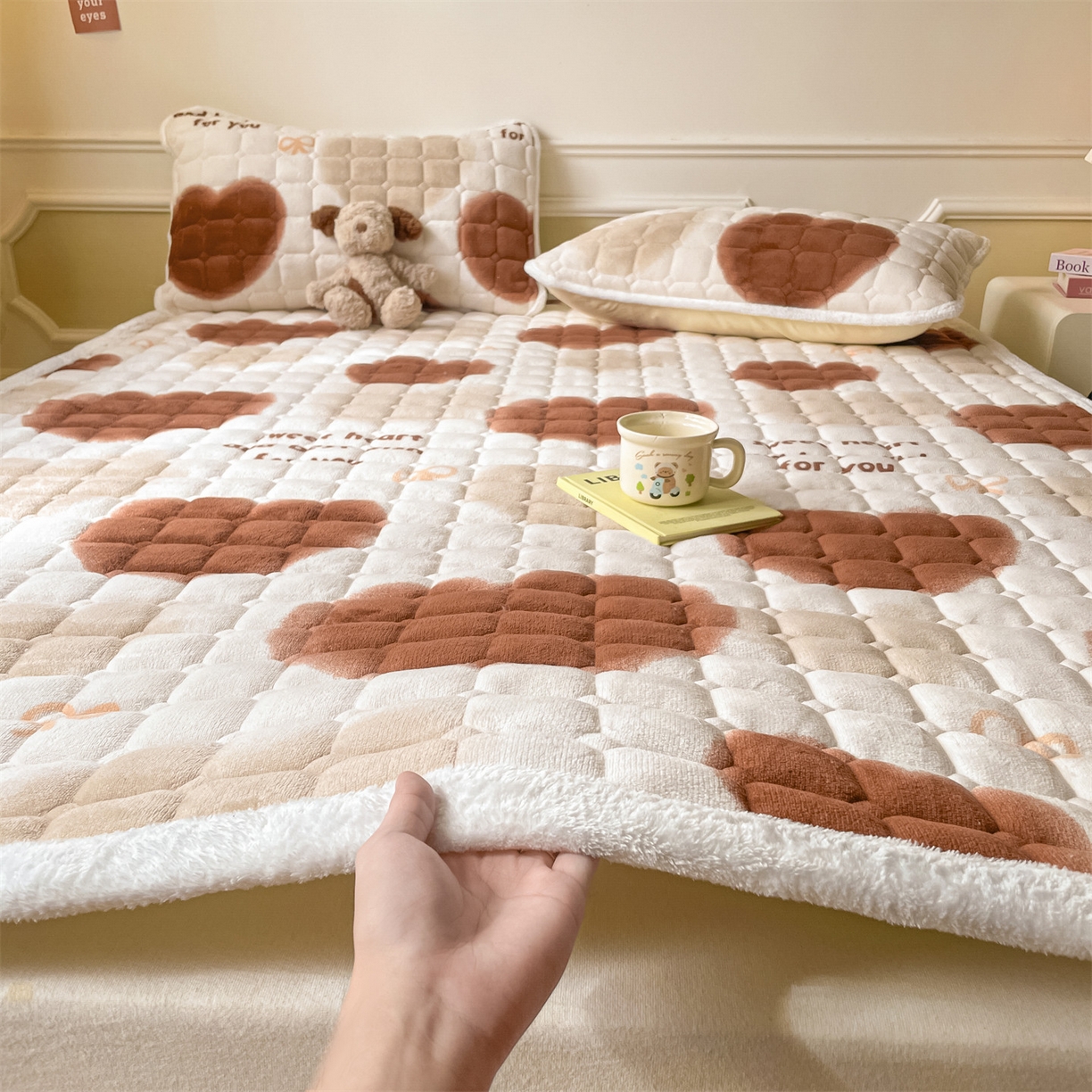 91家纺网 家纺一手货源 找家纺 美澳家纺 2025新款印花牛奶绒加厚夹棉床褥床垫 心动