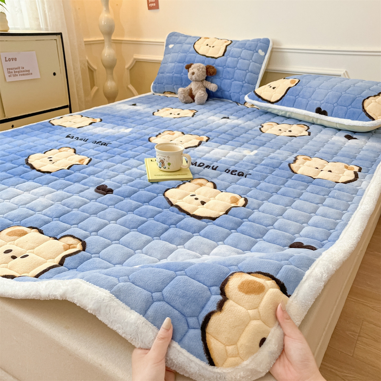 91家纺网 家纺一手货源 找家纺 美澳家纺 2025新款印花牛奶绒加厚夹棉床褥床垫 调皮熊