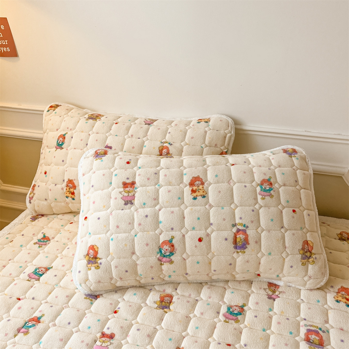 91家纺网 家纺一手货源 找家纺 美澳家纺 2025新款印花牛奶绒加厚夹棉床褥床垫 游乐园