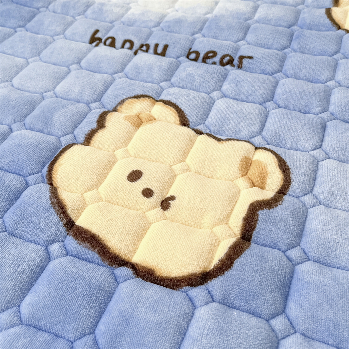 91家纺网 家纺一手货源 找家纺 美澳家纺 2025新款印花牛奶绒加厚夹棉床褥床垫 调皮熊