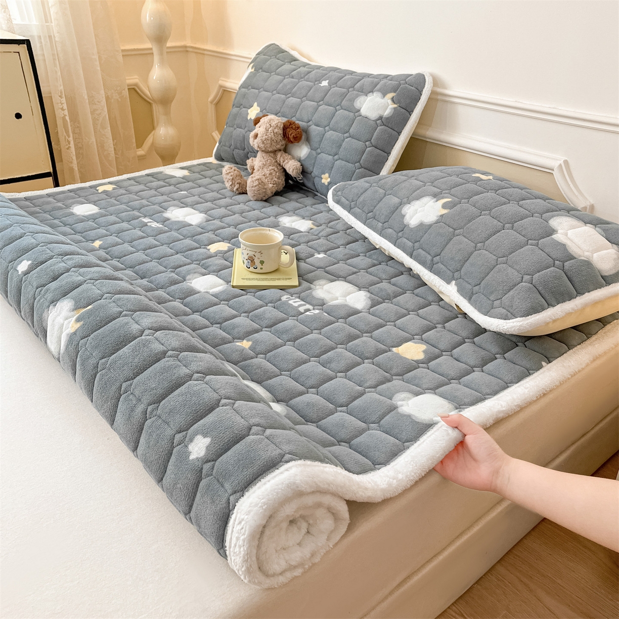 91家纺网 家纺一手货源 找家纺 美澳家纺 2025新款印花牛奶绒加厚夹棉床褥床垫 云朵