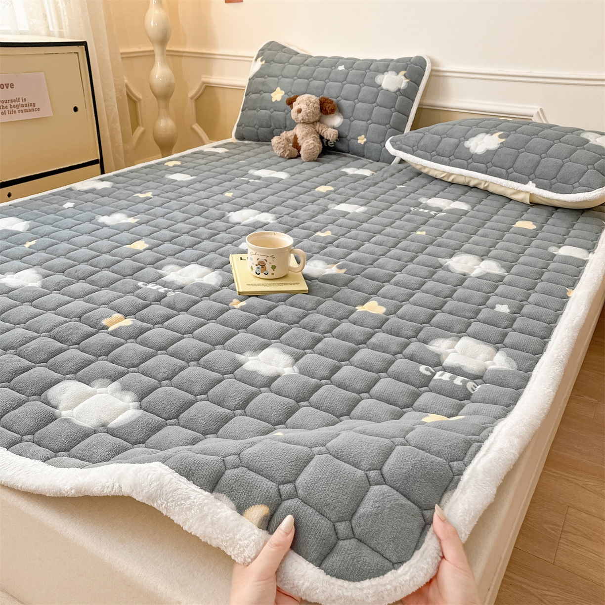 91家纺网 家纺一手货源 找家纺 美澳家纺 2025新款印花牛奶绒加厚夹棉床褥床垫 云朵