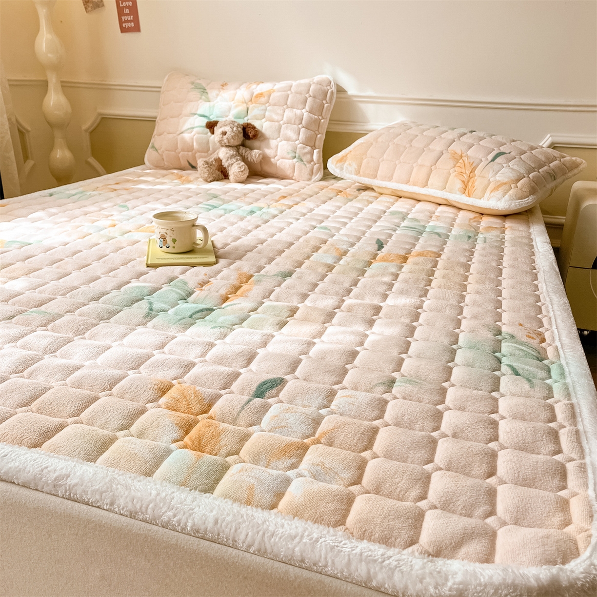 91家纺网 家纺一手货源 找家纺 美澳家纺 2025新款印花牛奶绒加厚夹棉床褥床垫 花期