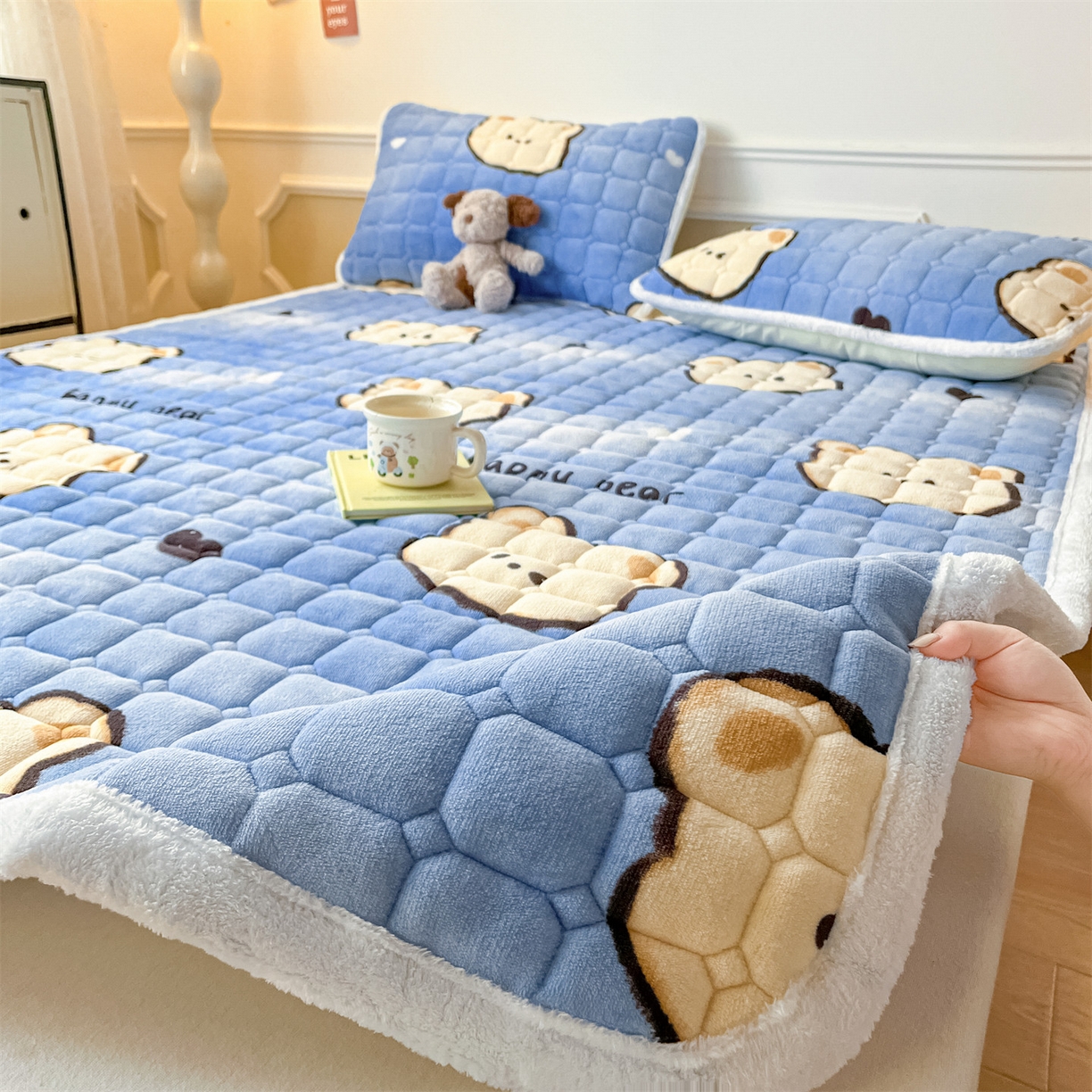 91家纺网 家纺一手货源 找家纺 美澳家纺 2025新款印花牛奶绒加厚夹棉床褥床垫 调皮熊