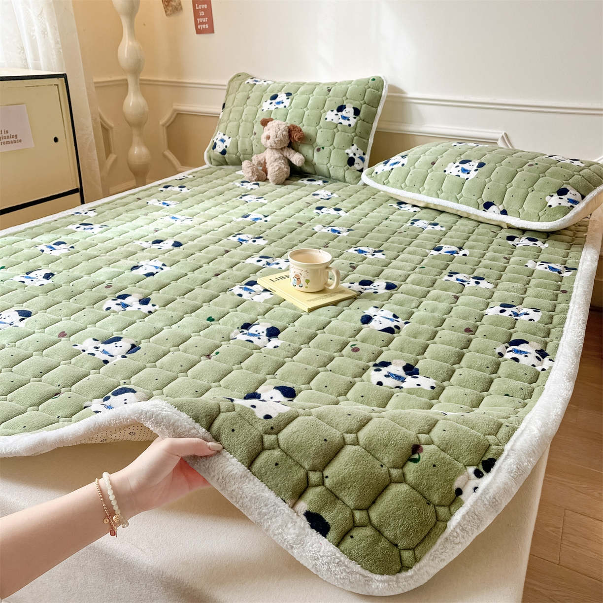 91家纺网 家纺一手货源 找家纺 美澳家纺 2025新款印花牛奶绒加厚夹棉床褥床垫 快乐小狗